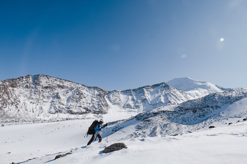 Personne faisant de la marche en raquettes dans la neige