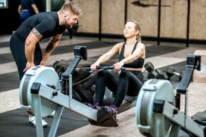 Le coach sportif en salle sera en mesure de vous montrer directement comment faire chaque exercice.