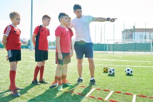 Le coach sportif de football diffère avec l'entraîneur de football