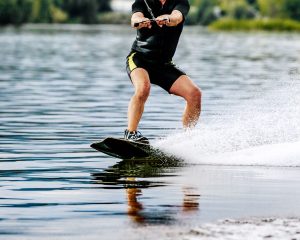 Homme faisant du wakeboard