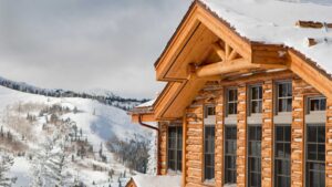 Chalet enneigé sur une montagne