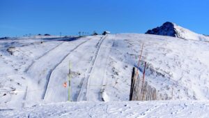 Piste de ski enneigé