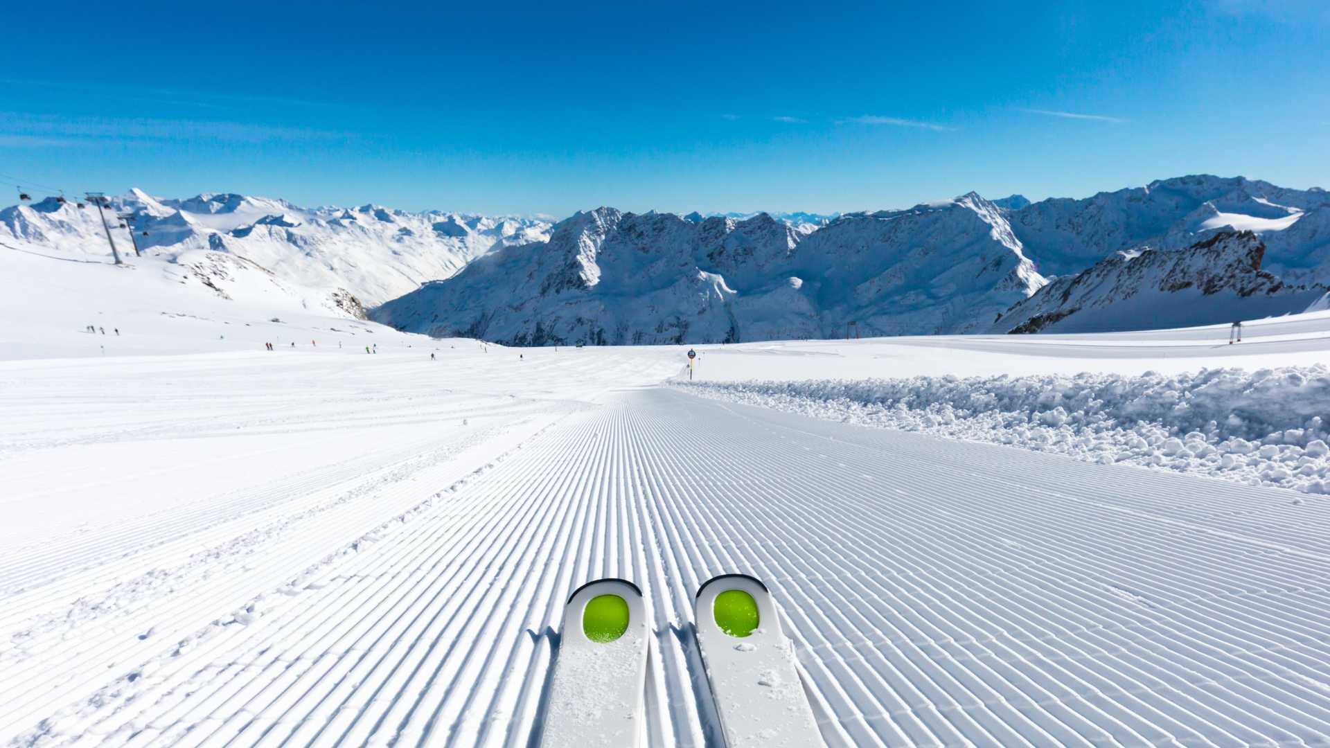 Piste de ski enneigé