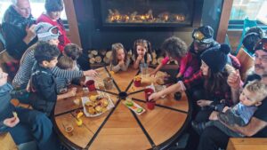 famille qui mange au restaurant