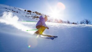 Homme entrain de skier sur une piste de ski