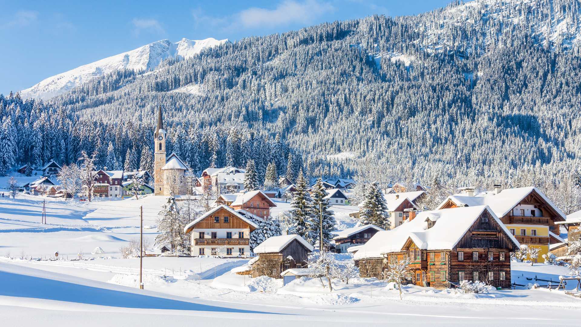 Village au pied d'une montagne enneigé