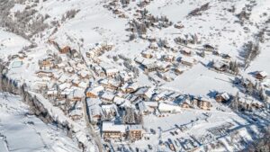 Photo du village de Sainte Marie près de la station Vars prise de haut
