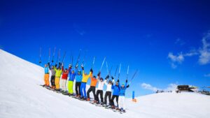 Groupe de skieur en plein cours