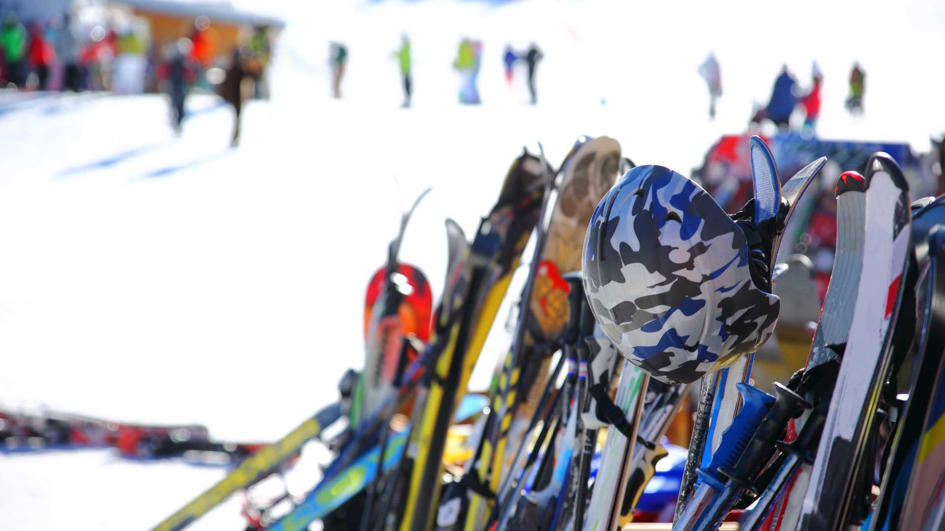 Lot de matériel de ski sur la piste