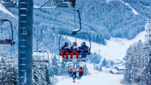 Groupe de skieur sur un télésiège