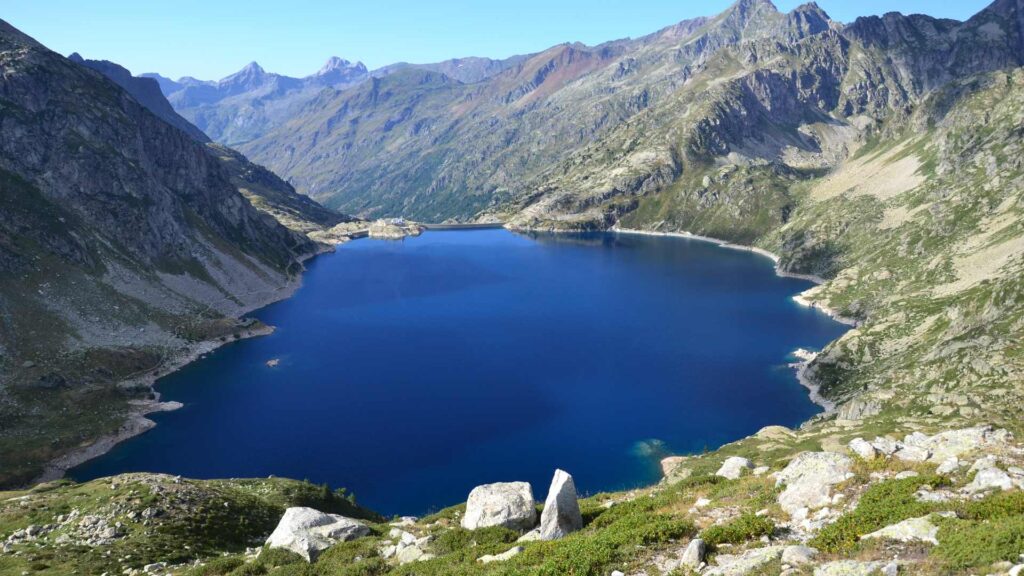 Lac entouré de montagne