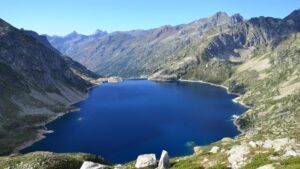 Lac dans les montagnes