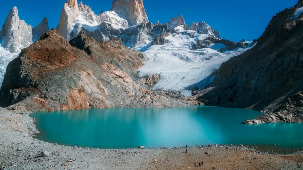 Lac situé en montagne avec des couleurs de glacier
