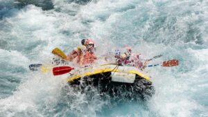 Famille en plein rafting