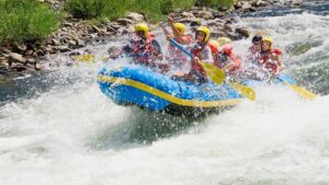 Famille en plein rafting