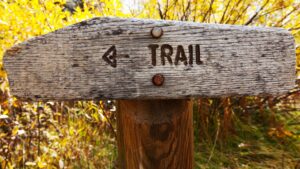 Panneau qui indique le trail