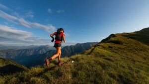 Femme entrain de courir en montagne