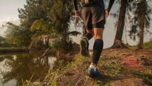 Homme entrain de courir dans la forêt